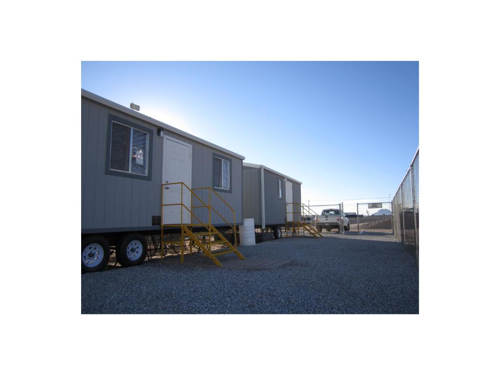 Dos oficinas modulares de la empresa Rentame, ideales para espacios de trabajo temporales.